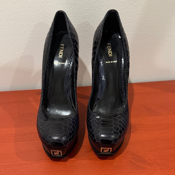 Fendi Elegant Black Snakeskin Heels - Picture 1 of 6